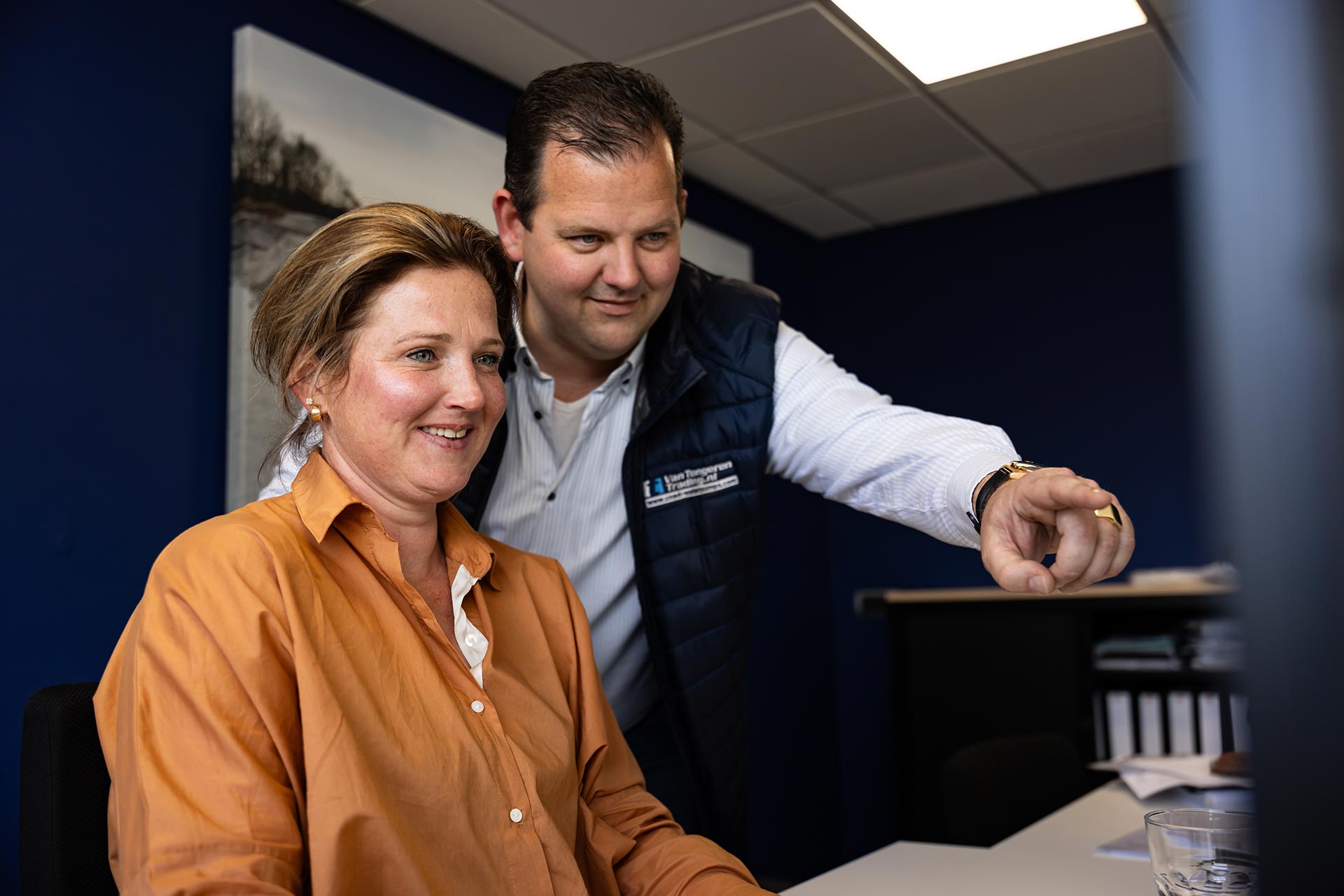 Van Tongeren | John & Carla wijzend naar beeldscherm